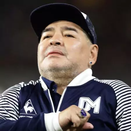 Arjantin efsanesi Diego Maradona başarılı beyin ameliyatından sonra iyileşiyor, kişisel doktor