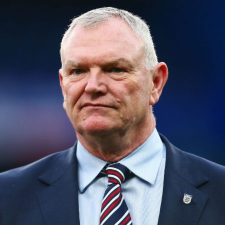 Eski FA başkanı Clarke ırk, cinsellik ve cinsiyet hakkındaki yorumlarının ardından FIFA başkan yardımcılığını bıraktı