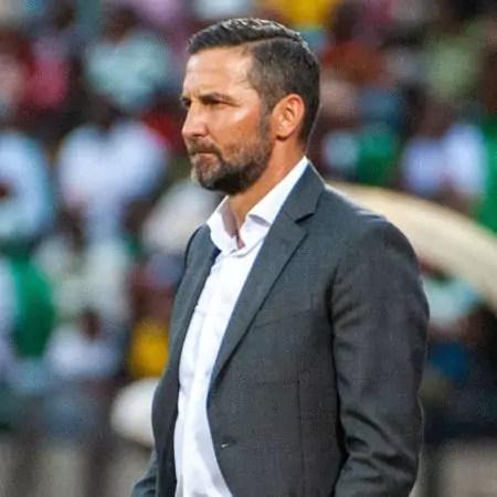 Orlando Pirates koçu Zinnbauer'in oğlu Fabio'nun motorlu taşıt kazasından sonra hayatı için savaştığı bildirildi